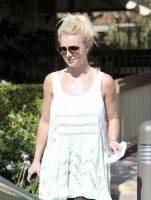 Бритни Спирс. 18 апреля - Бритни покидает здание офиса в Лос Анджелесе