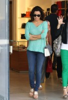 Ева Лонгория. Ева Лонгория делает покупки на Родео-Драйв в Голливуде.