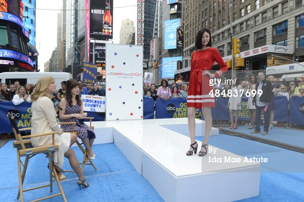 Зоуи Дешанель. Зоуи на Зоуи на Good Morning America, Нью-Йорк - 14 Апреля, 2014