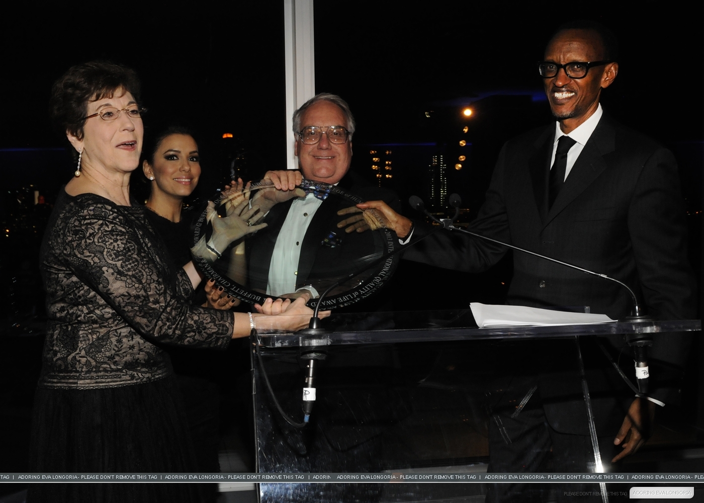 Ева Лонгория. 10 декабря 2013 - Ева Лонгория на INTERNATIONAL QUALITY OF LIFE AWARDS