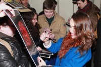 Эмилия Кларк и каст «Завтрака у Тиффани» перед входом в Бродвей.