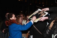 Эмилия Кларк. Эмилия Кларк и каст «Завтрака у Тиффани» перед входом в Бродвей.