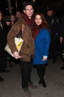 Эмилия Кларк. Эмилия Кларк и каст «Завтрака у Тиффани» перед входом в Бродвей.