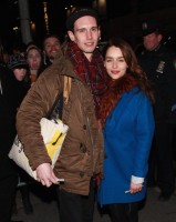 Эмилия Кларк. Эмилия Кларк и каст «Завтрака у Тиффани» перед входом в Бродвей.