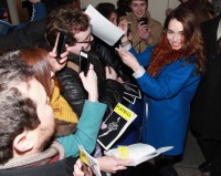 Эмилия Кларк. Эмилия Кларк и каст «Завтрака у Тиффани» перед входом в Бродвей.