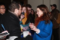 Эмилия Кларк. Эмилия Кларк и каст «Завтрака у Тиффани» перед входом в Бродвей.