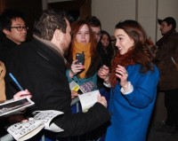 Эмилия Кларк. Эмилия Кларк и каст «Завтрака у Тиффани» перед входом в Бродвей.