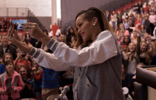 Рианна. RIHANNA ПОСЕТИЛА «BARRINGTON HIGH SCHOOL» 21 МАРТА