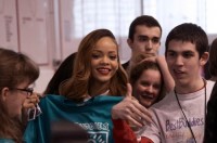 Рианна. RIHANNA ПОСЕТИЛА «BARRINGTON HIGH SCHOOL» 21 МАРТА