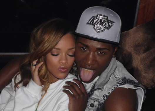 Рианна. RIHANNA С ФАНАТАМИ ЗА КУЛИСАМИ «DWT» В СЕНТ-ПОЛЕ (24 МАРТА)