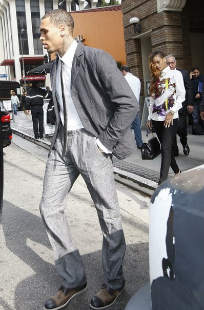 Рианна. Рианна, Мелисса, Крис Браун и его мама направляются в здание суда.