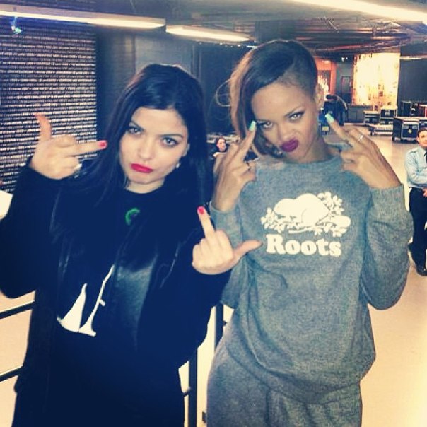 Рианна. RIHANNA С ФАНАТАМИ ЗА КУЛИСАМИ «DWT» В МОНРЕАЛЕ (17 МАРТА) 