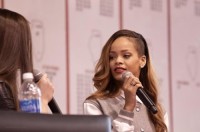 Рианна. RIHANNA ПОСЕТИЛА «BARRINGTON HIGH SCHOOL» 21 МАРТА