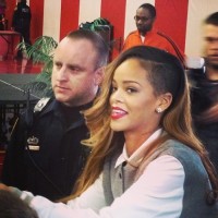 Рианна. RIHANNA ПОСЕТИЛА «BARRINGTON HIGH SCHOOL» 21 МАРТА