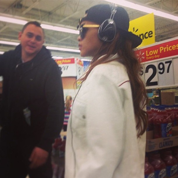 Рианна. 31 МАРТА - RIHANNA В МАГАЗИНЕ WALMART В КАМЛУПСЕ