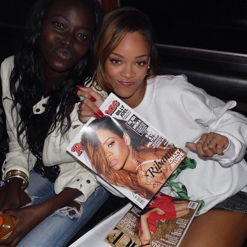 Рианна. RIHANNA С ФАНАТАМИ ЗА КУЛИСАМИ «DWT» В СЕНТ-ПОЛЕ (24 МАРТА)