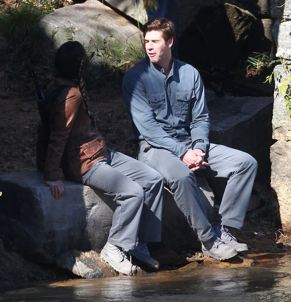 Дженнифер Лоуренс. Съемки Дженнифер Лоуренс и Лиама Хемсворта на съемочной площадке Голодных игр: в Атланте 1 октября.