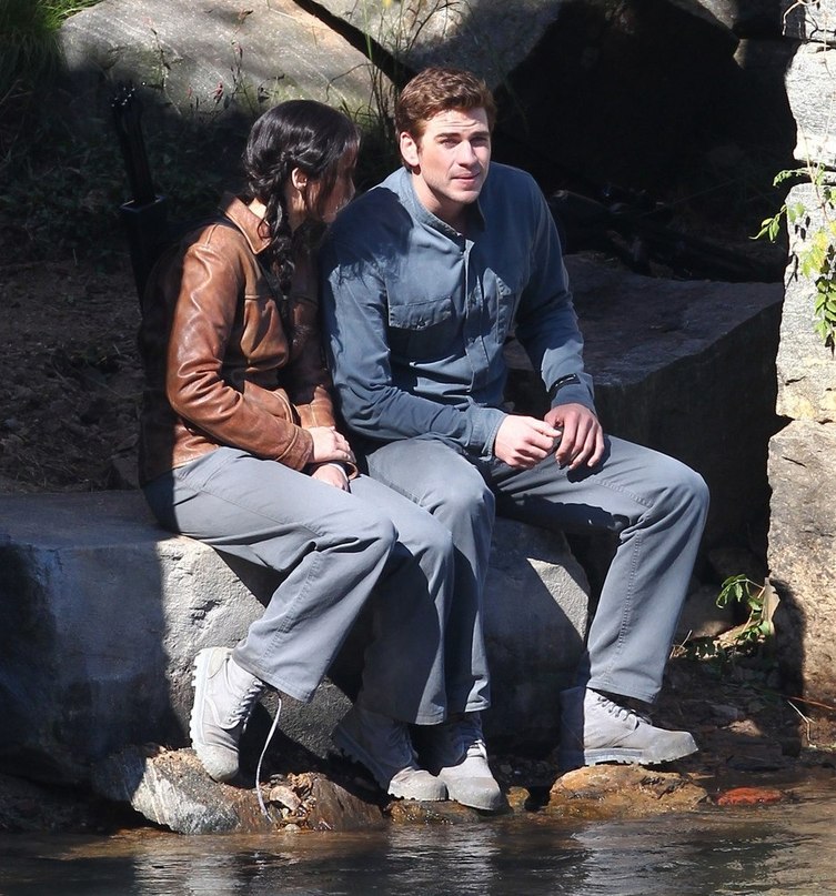 Дженнифер Лоуренс. Съемки Дженнифер Лоуренс и Лиама Хемсворта на съемочной площадке Голодных игр: в Атланте 1 октября.