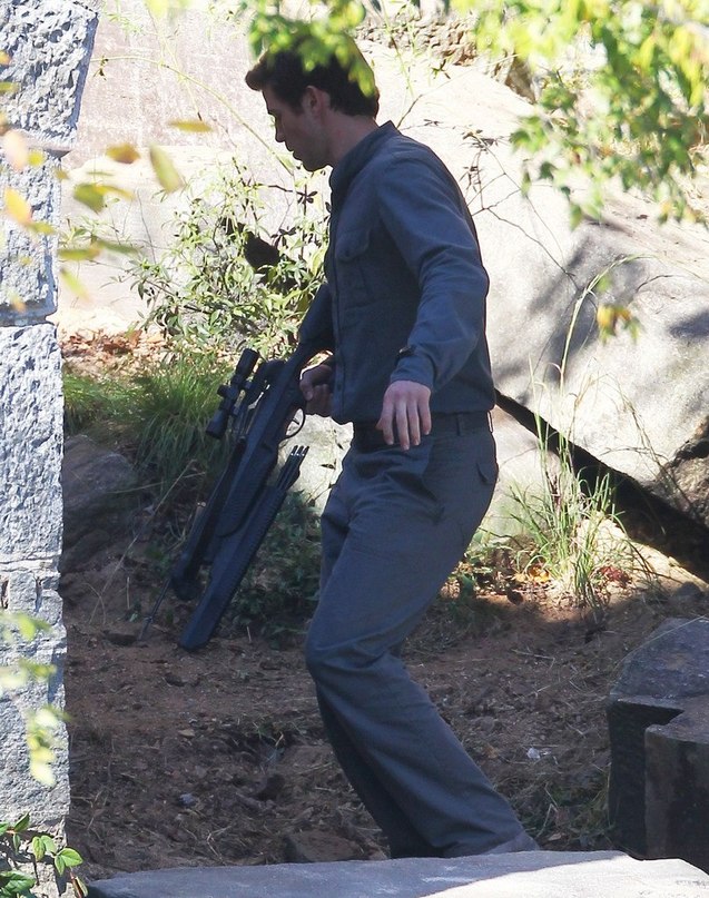 Дженнифер Лоуренс. Съемки Дженнифер Лоуренс и Лиама Хемсворта на съемочной площадке Голодных игр: в Атланте 1 октября.