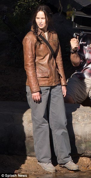 Дженнифер Лоуренс. Съемки Дженнифер Лоуренс и Лиама Хемсворта на съемочной площадке Голодных игр: в Атланте 1 октября.