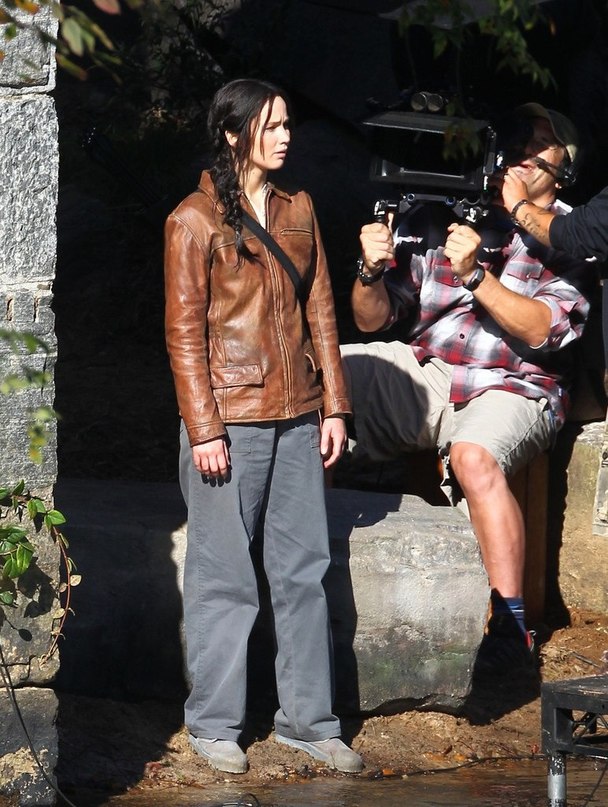 Дженнифер Лоуренс. Съемки Дженнифер Лоуренс и Лиама Хемсворта на съемочной площадке Голодных игр: в Атланте 1 октября.