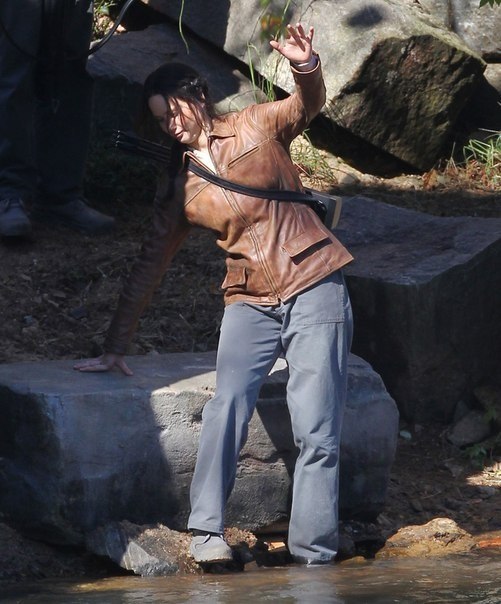 Дженнифер Лоуренс. Съемки Дженнифер Лоуренс и Лиама Хемсворта на съемочной площадке Голодных игр: в Атланте 1 октября.