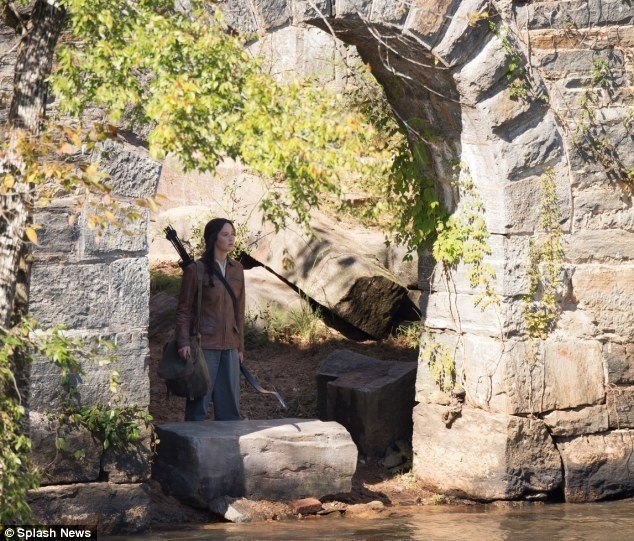 Дженнифер Лоуренс. Съемки Дженнифер Лоуренс и Лиама Хемсворта на съемочной площадке Голодных игр: в Атланте 1 октября.