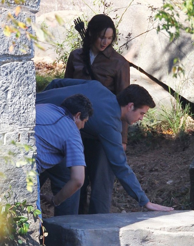 Дженнифер Лоуренс. Съемки Дженнифер Лоуренс и Лиама Хемсворта на съемочной площадке Голодных игр: в Атланте 1 октября.