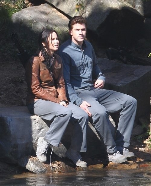 Дженнифер Лоуренс. Съемки Дженнифер Лоуренс и Лиама Хемсворта на съемочной площадке Голодных игр: в Атланте 1 октября.