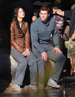 Дженнифер Лоуренс. Съемки Дженнифер Лоуренс и Лиама Хемсворта на съемочной площадке Голодных игр: в Атланте 1 октября.