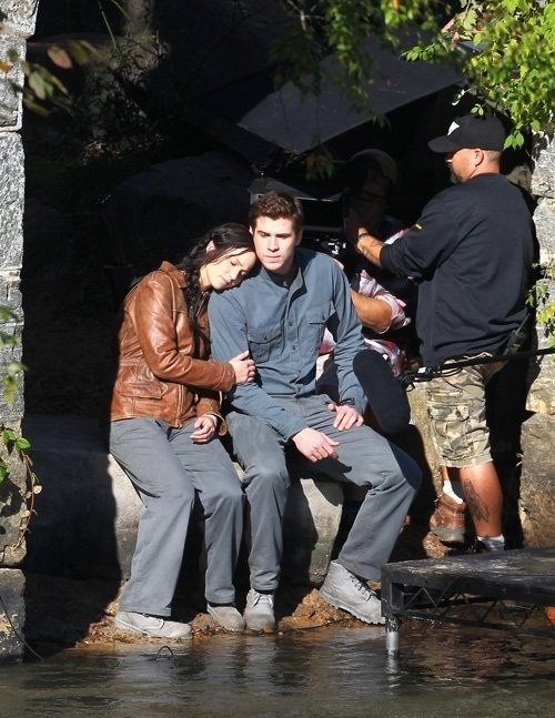 Дженнифер Лоуренс. Съемки Дженнифер Лоуренс и Лиама Хемсворта на съемочной площадке Голодных игр: в Атланте 1 октября.