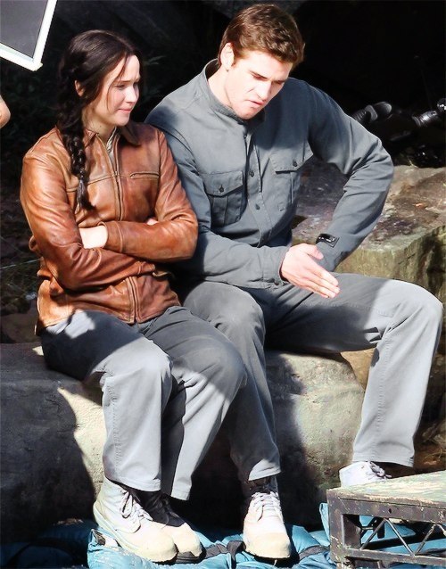 Дженнифер Лоуренс. Съемки Дженнифер Лоуренс и Лиама Хемсворта на съемочной площадке Голодных игр: в Атланте 1 октября.