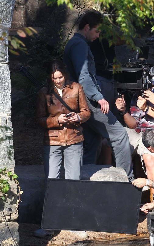 Дженнифер Лоуренс. Съемки Дженнифер Лоуренс и Лиама Хемсворта на съемочной площадке Голодных игр: в Атланте 1 октября.