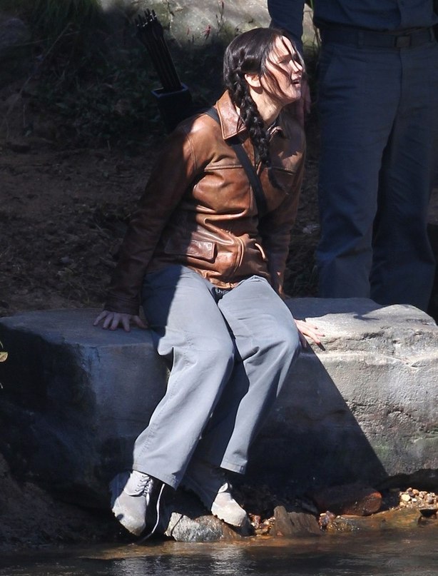 Дженнифер Лоуренс. Съемки Дженнифер Лоуренс и Лиама Хемсворта на съемочной площадке Голодных игр: в Атланте 1 октября.