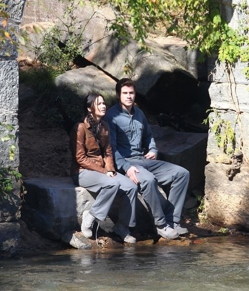 Дженнифер Лоуренс. Съемки Дженнифер Лоуренс и Лиама Хемсворта на съемочной площадке Голодных игр: в Атланте 1 октября.