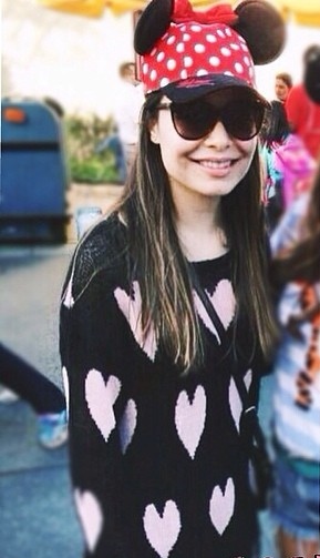 Миранда Косгроув. Миранда зачастила в Диснейленд,а всё потому,что она любит там гулять