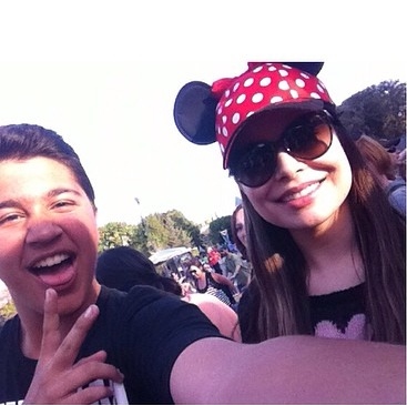 Миранда Косгроув. Миранда зачастила в Диснейленд,а всё потому,что она любит там гулять