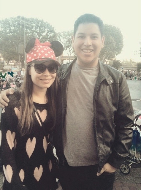 Миранда Косгроув. Миранда зачастила в Диснейленд,а всё потому,что она любит там гулять