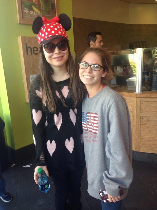 Миранда Косгроув. Миранда зачастила в Диснейленд,а всё потому,что она любит там гулять