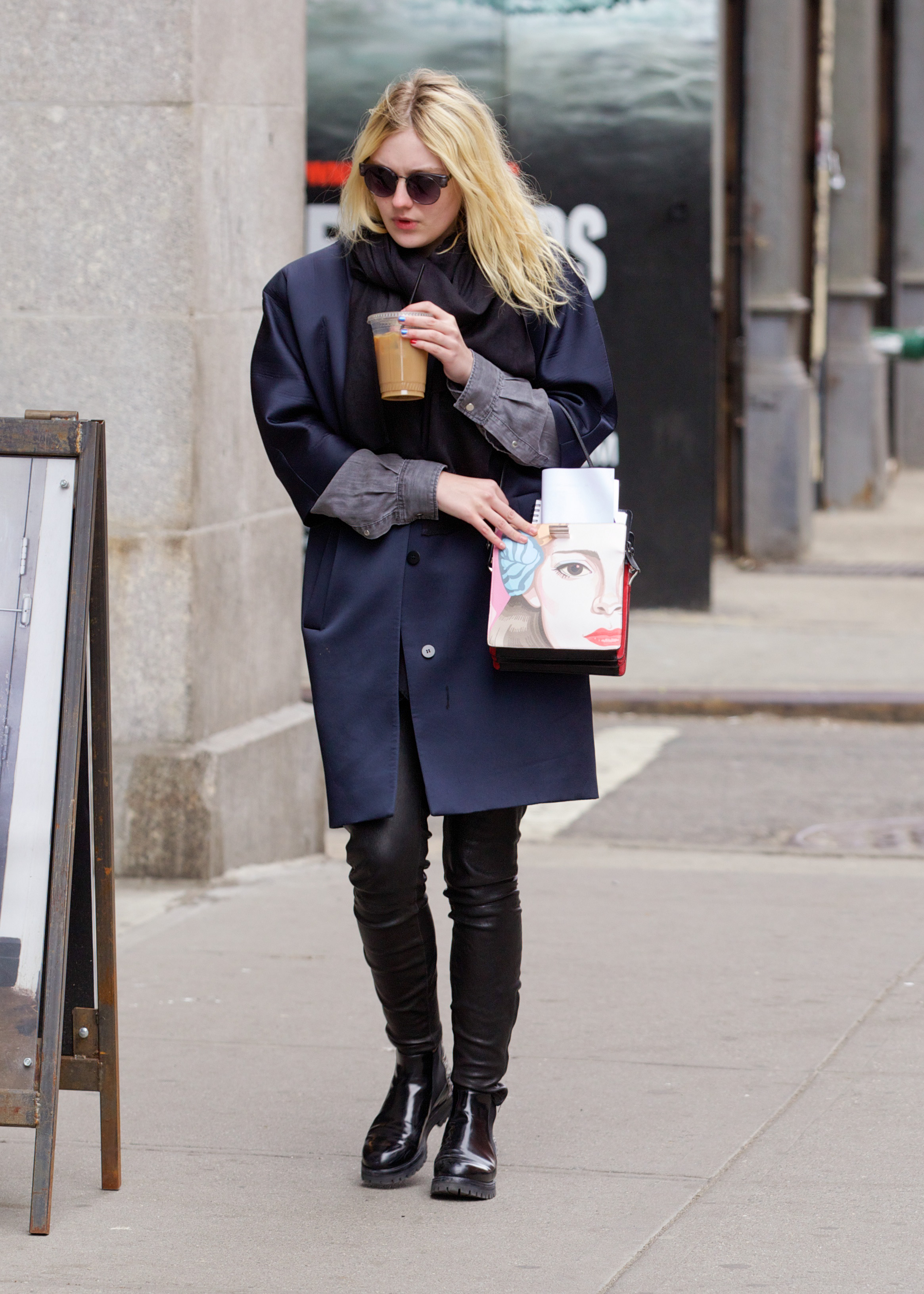 Дакота Фаннинг. Дакота с Джейми прогуливались в Нью-Йорке, в районе Сохо.