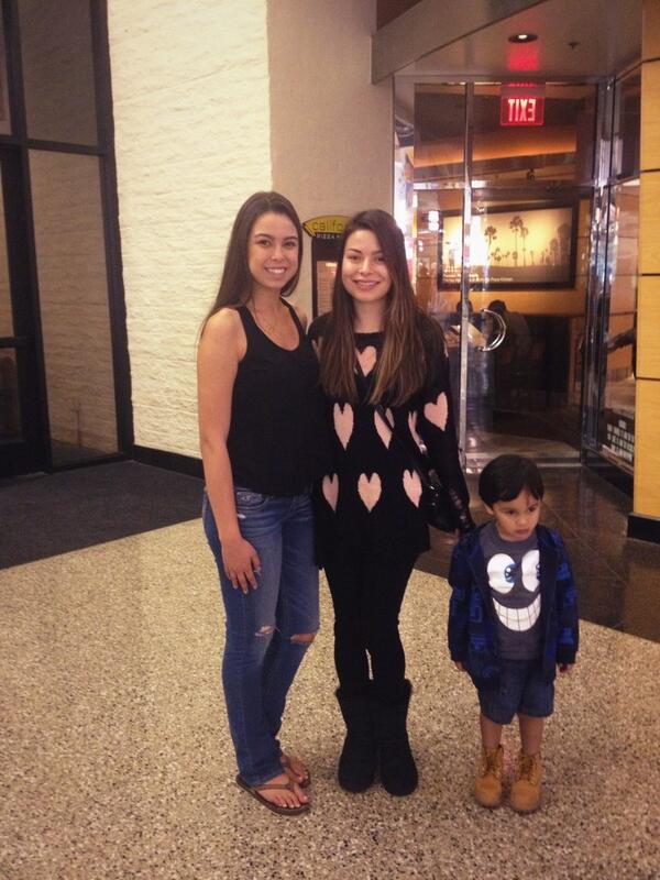 Миранда Косгроув. Миранда зачастила в Диснейленд,а всё потому,что она любит там гулять