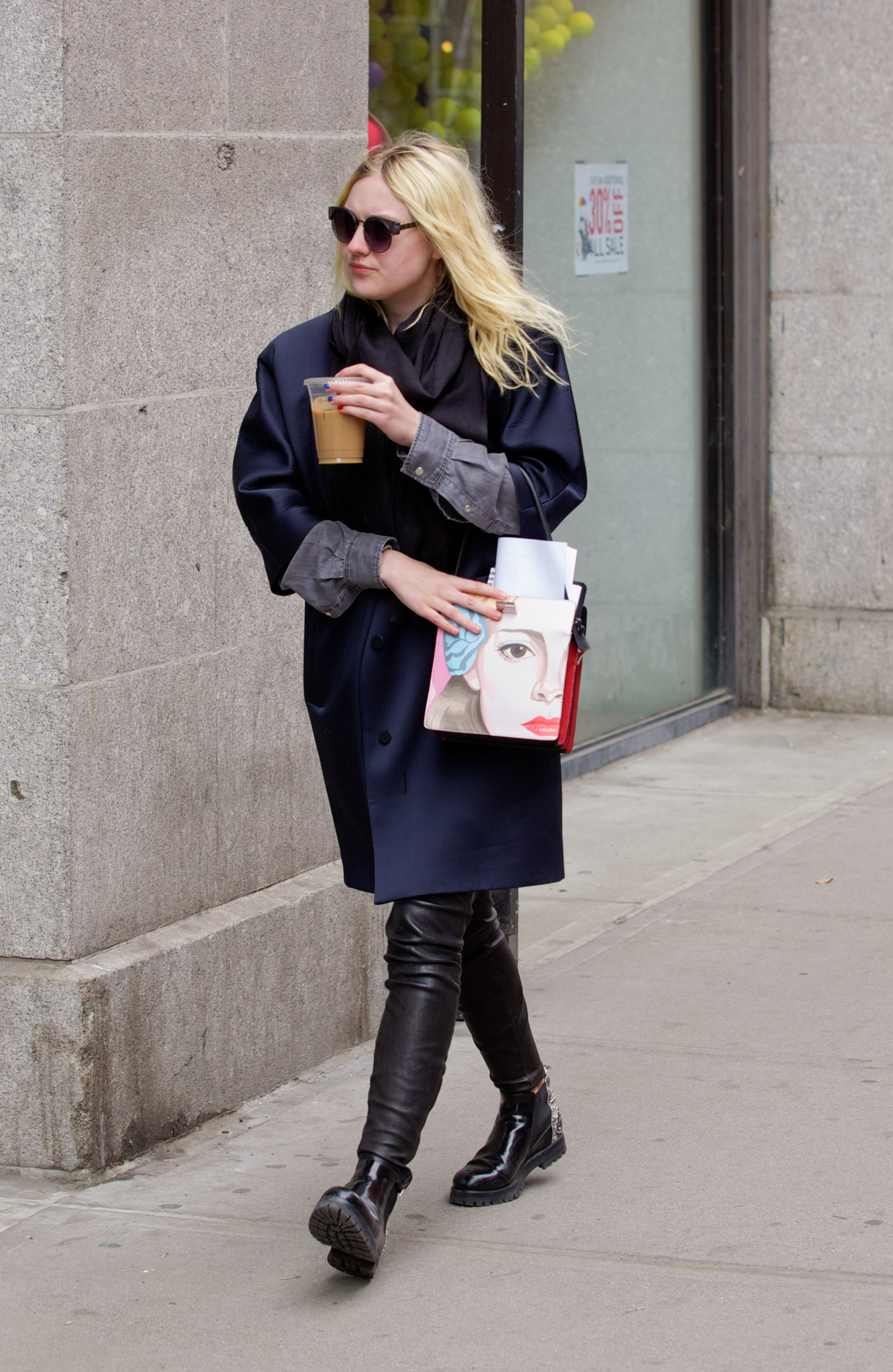 Дакота Фаннинг. Дакота с Джейми прогуливались в Нью-Йорке, в районе Сохо.