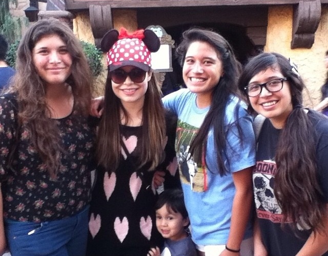 Миранда Косгроув. Миранда зачастила в Диснейленд,а всё потому,что она любит там гулять