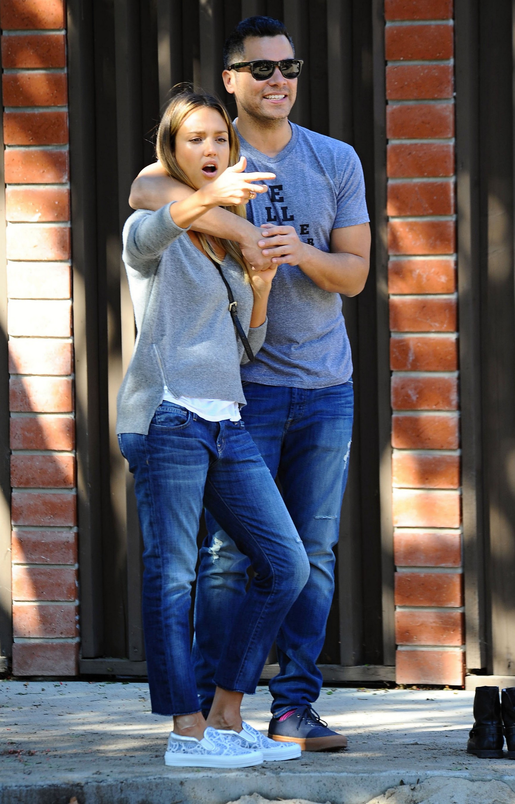 Джессика Альба. Джессика Альба с семьей в парке Coldwater Canyon