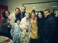 Фото Cурии с кастом теленовеллы «Какие же они богатые, эти бедные» на съемках.