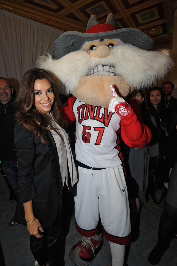 Ева Лонгория. Ева Лонгория приняла участие в Hulu Upfront Event  в Нью-Йорке.