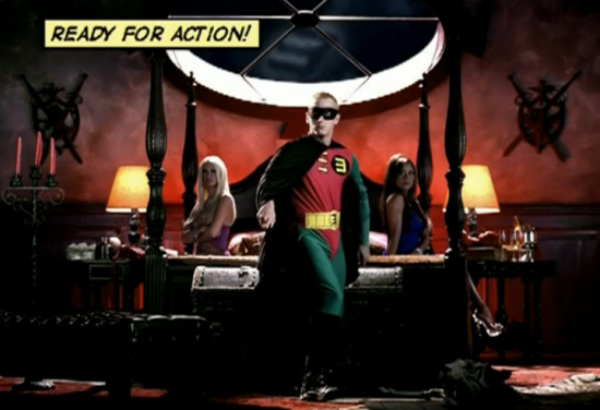 Эминем. MAC MILLER НАДЕВАЕТ СУПЕРГЕРОЙСКИЙ КОСТЮМ ЭМИНЕМА ДЛЯ СВОЕГО НОВОГО КЛИПА «S.D.S»