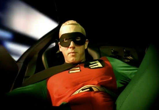 Эминем. MAC MILLER НАДЕВАЕТ СУПЕРГЕРОЙСКИЙ КОСТЮМ ЭМИНЕМА ДЛЯ СВОЕГО НОВОГО КЛИПА «S.D.S»