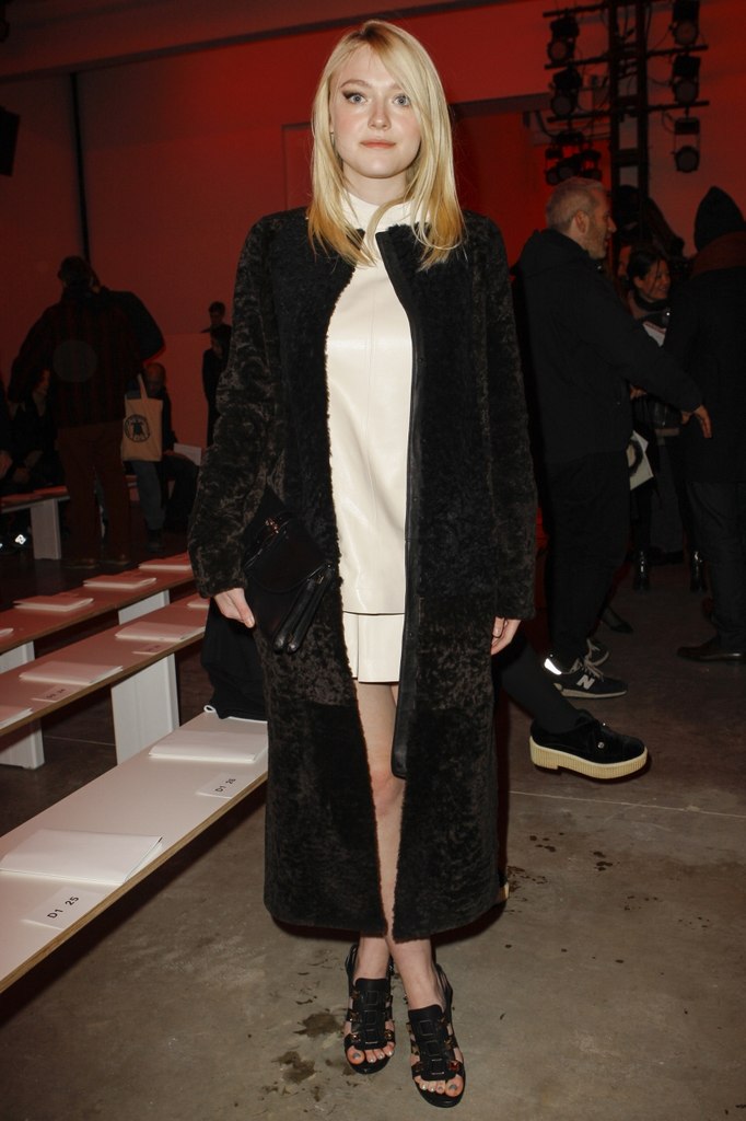 Дакота Фаннинг. Дакота побывала на модном показе брэнда "Proenza Schouler" в Нью-Йорке.