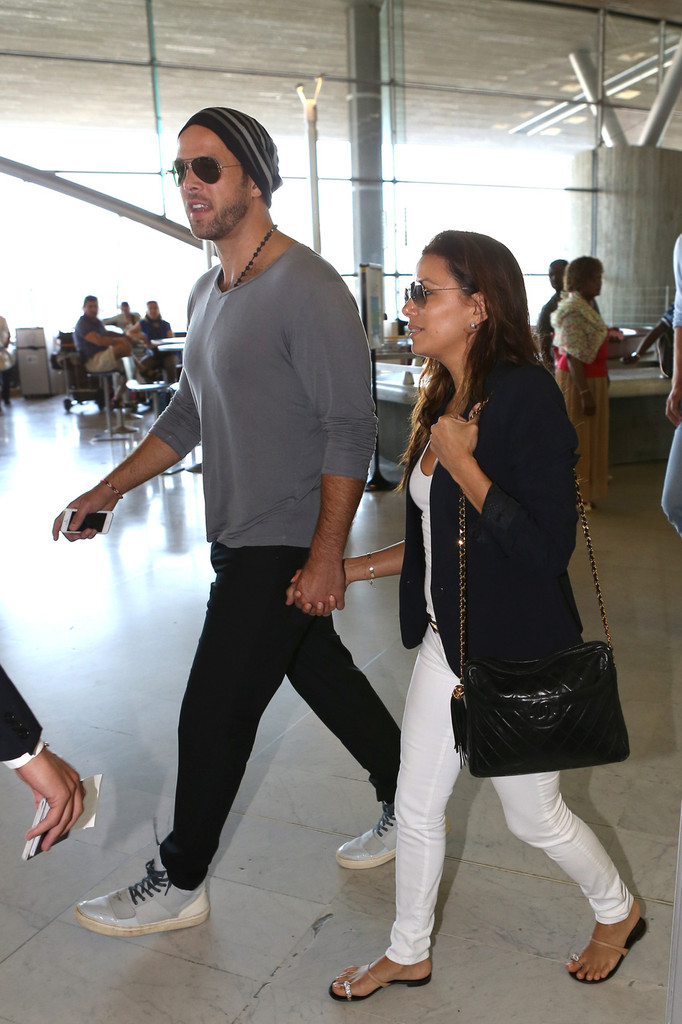 Ева Лонгория.  Ева Лонгория и ее бойфренд Эрнесто Аргуэлло прибыли в Париж.